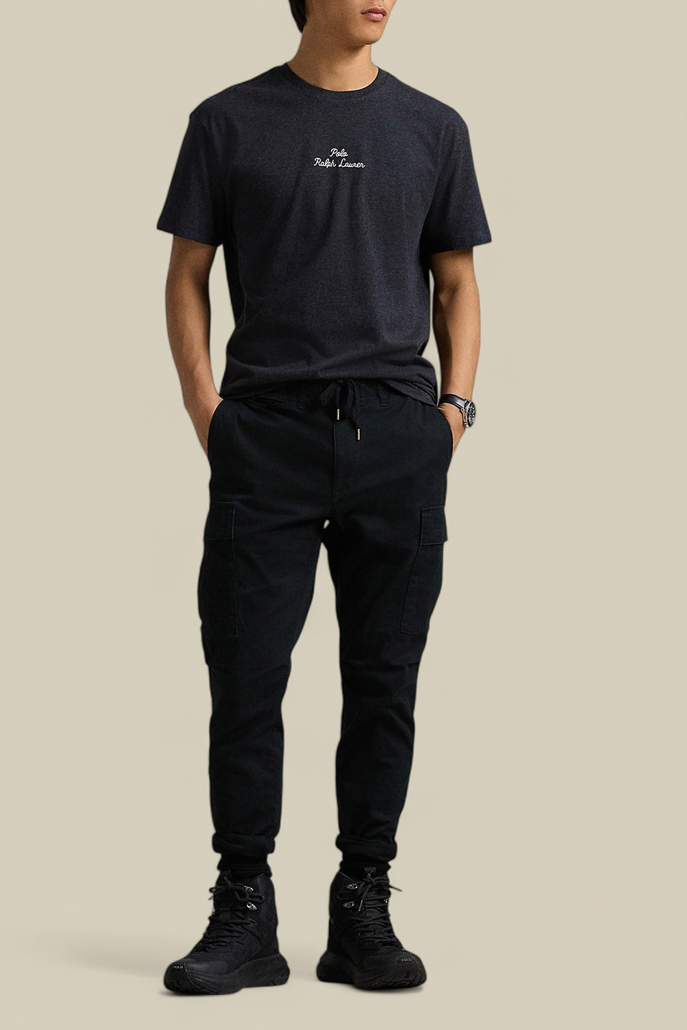 תמונת כל הלוק של חולצת טי